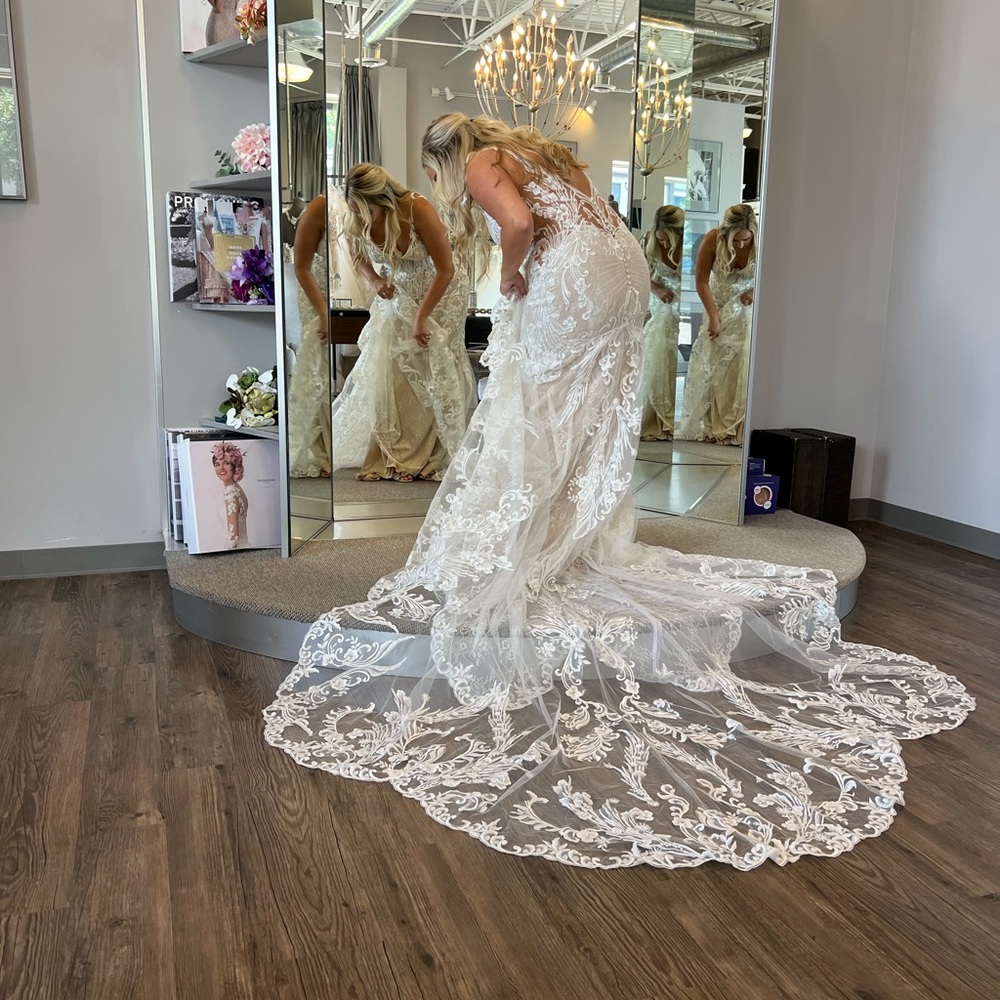 Lace Mermaid Wedding Dress in Ivory - Picture 2 of 5